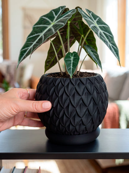 PRISMA M – Dekorativer 3D-Blumentopf mit Drainageloch und Untersetzer